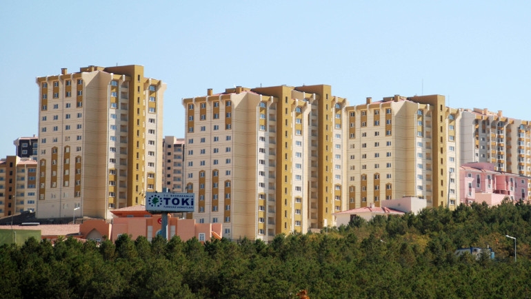 Hazinenin özel mülkiyetindeki taşınmazlar ile devletin hüküm ve tasarrufu altındaki yerlerin kiraya verilmesi görev ve yetkisi kime aittir. Kira işlemlerinde hangi mevzuat uygulanır?